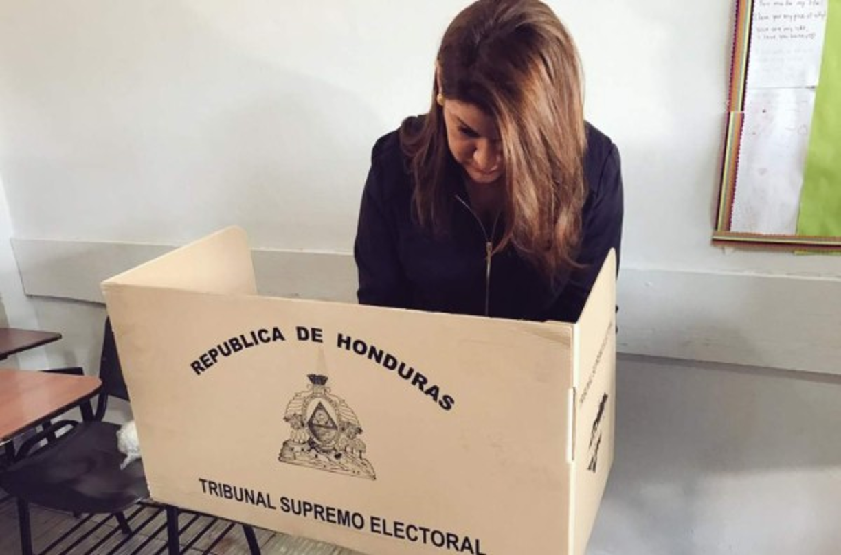 María Dolores Agüero Lara, subsecretaria de Estado en los Despachos de Relaciones Exteriores y Cooperación Internacional de Honduras fue a ejercer el sufragio.