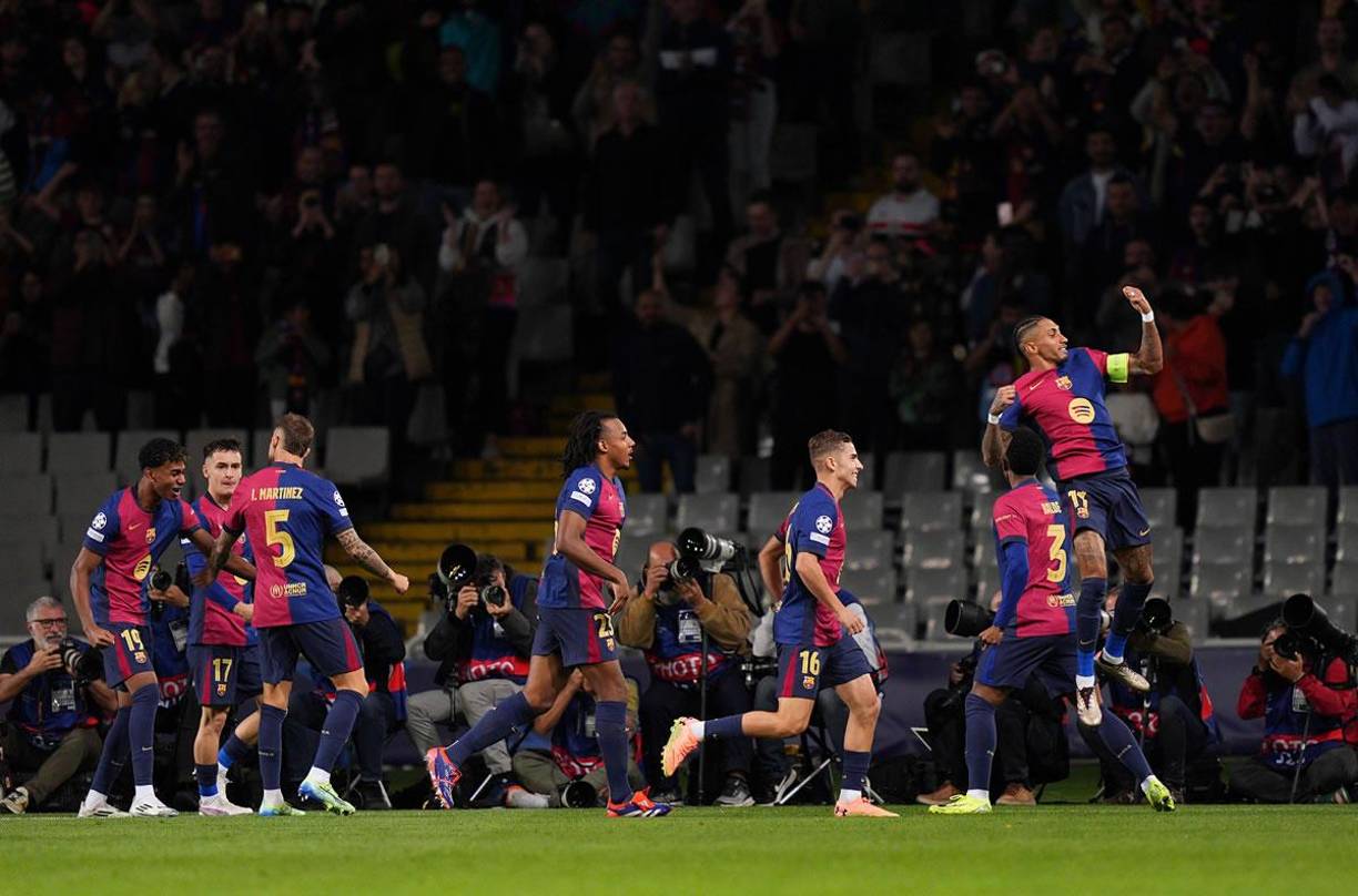 Los jugadores del Barcelona festejando el primer gol de Raphinha contra el Bayern.