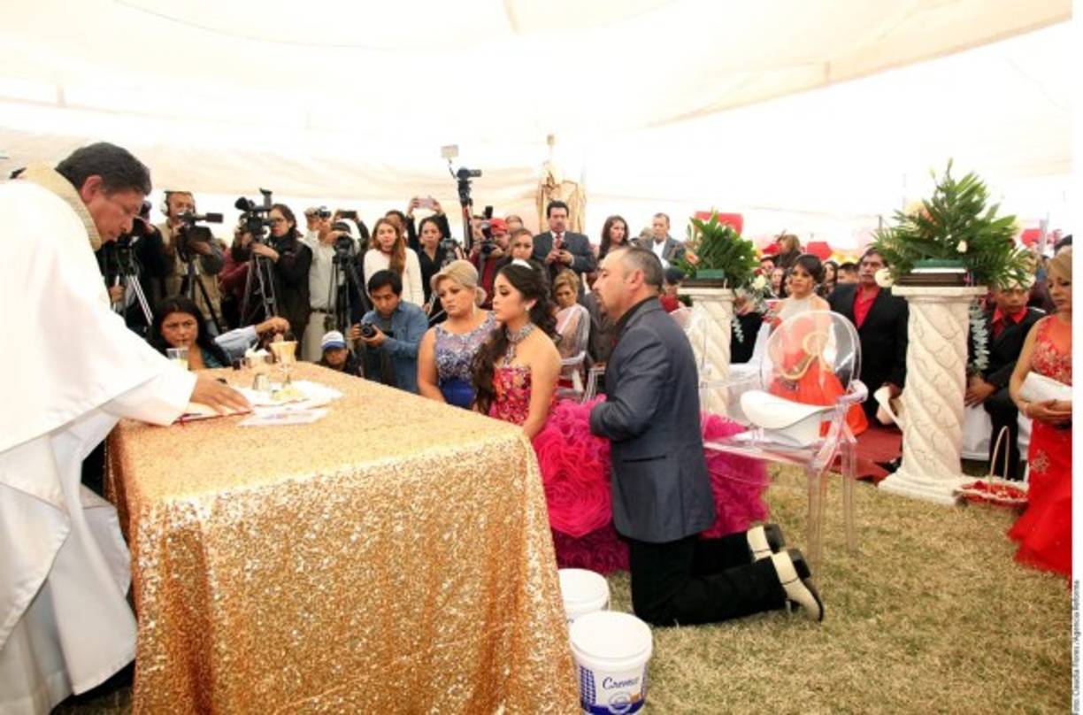 El Padre Felipe recibió a la quinceañera Rubí vestida de rosa en el estanque de la comunidad La Joya para dar paso a la celebración religiosa efectuada al aire libre.