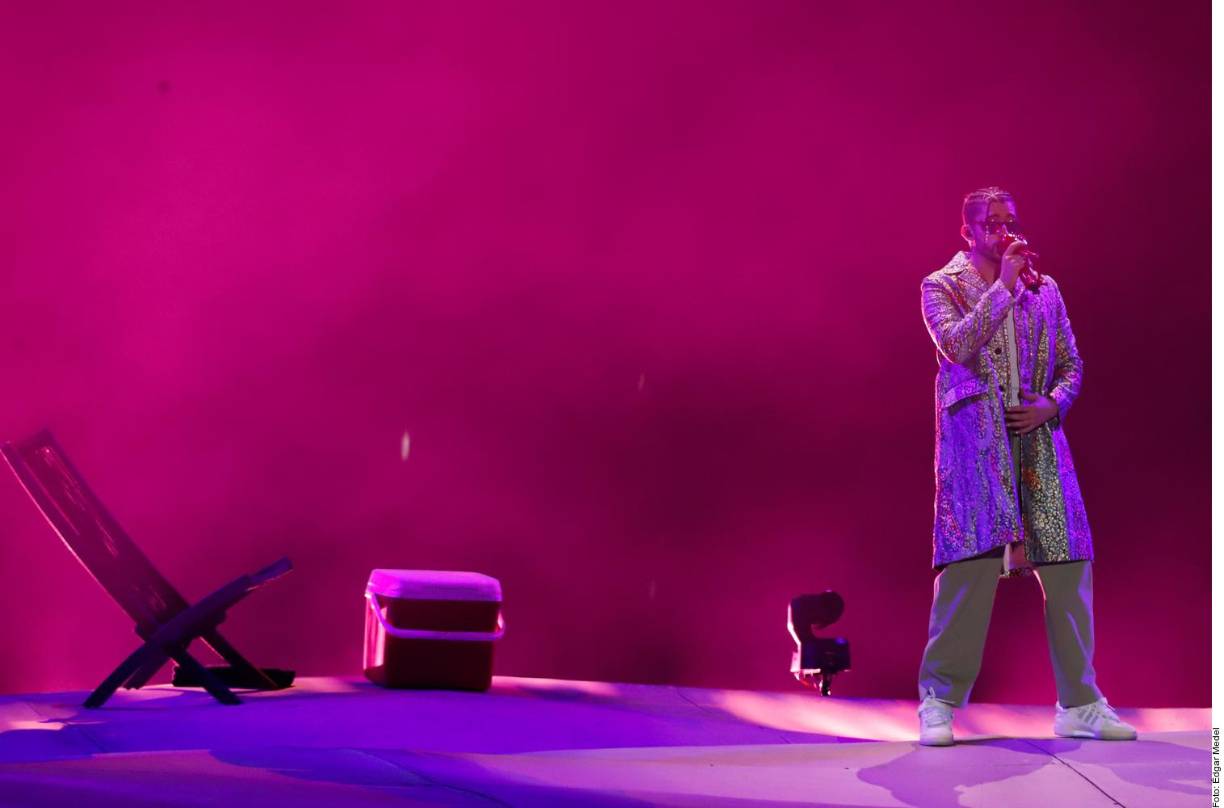 FIESTA DENTRO, CAOS FUERA. En contraste con la fiesta dentro del Azteca, el caos marcó las afueras del concierto, con decenas de miles de fanáticos que buscaban un boleto de reventa, que armaron fiestas alternas ante la imposibilidad de entrar o que hicieron fila desde doce horas antes para conseguir buen lugar.