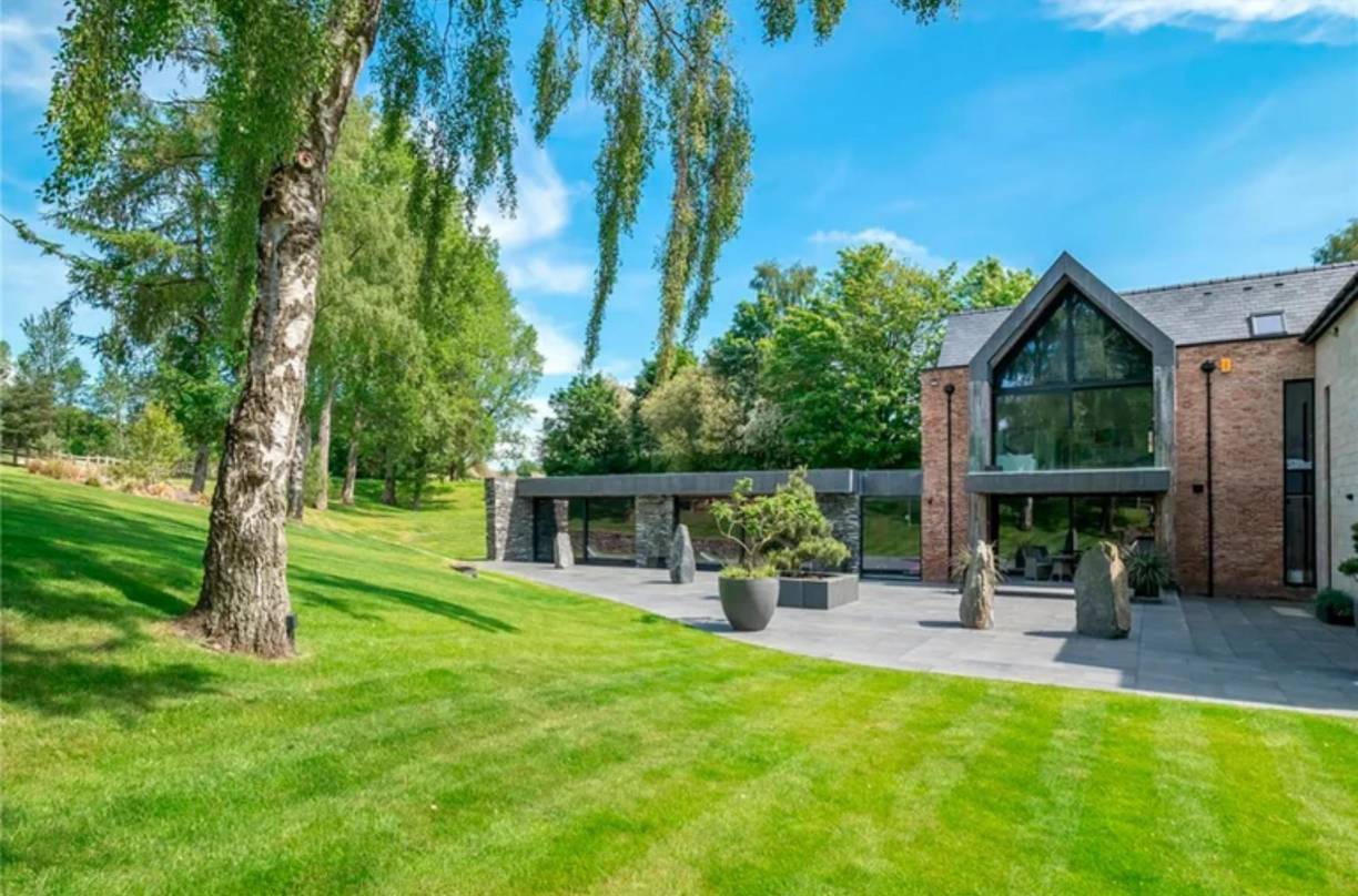 Tras firmar con el Al Nassr FC, Cristiano, acompañado de Georgina y sus hijos, puso rumbo a Oriente Medio, dejando atrás también la mansión en la que estaban viviendo en Cheshire, la cual está ahora en venta, tal y como ha publicado ‘The Sun’, y que cuenta con todo tipo de lujos.