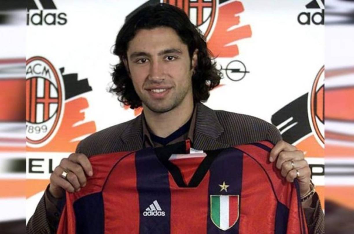 La imagen de José Mari de jugador delgado está radicalmente olvidada en la actualidad. El delantero cuenta con 40 años de edad, jugó en el Milan por tres años.