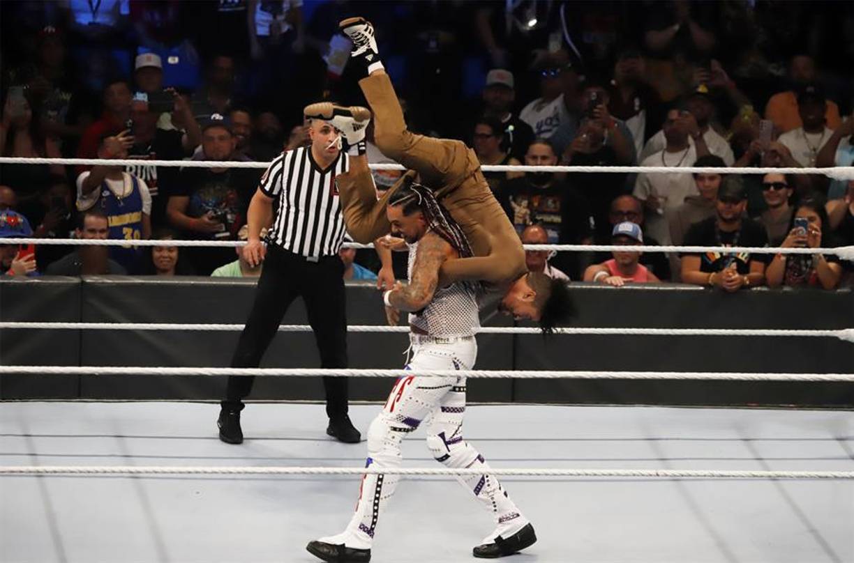 Al principio Priest parecía tener el mando en el ring. Pelearon dentro y entre la multitud, cayendo incluso sobre una mesa.