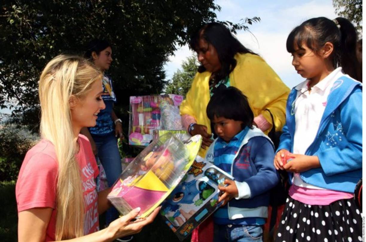 Según su madre, Kathy Hilton, Paris y su hermana Nicky han estado haciendo obras de caridad desde que tenían cinco o seis años, aunque la familia ha evitado que la prensa y las cámaras sean testigos de sus esfuerzos en los últimos años.