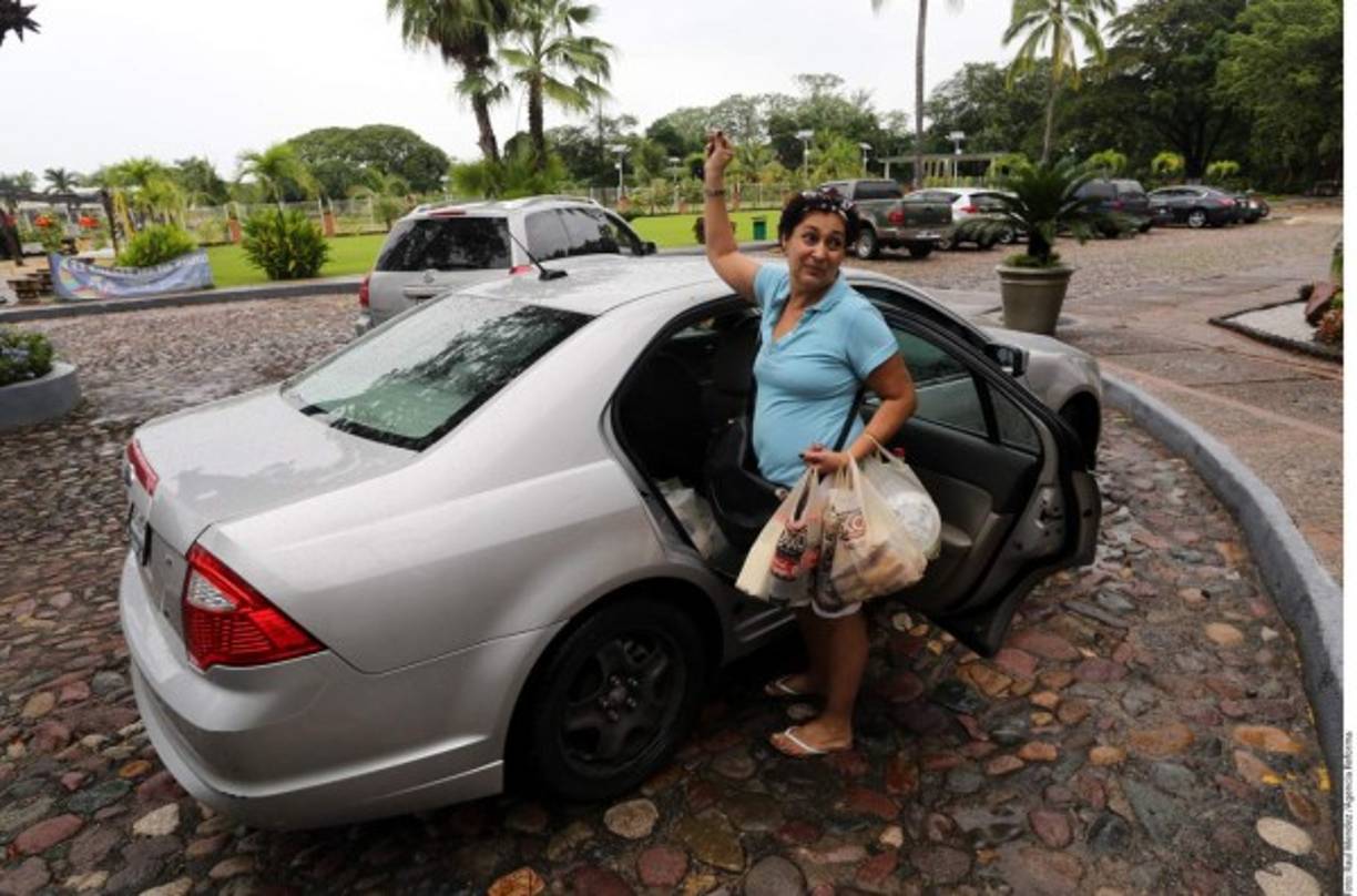 Muchas personas fueron a comprar sus víveres.