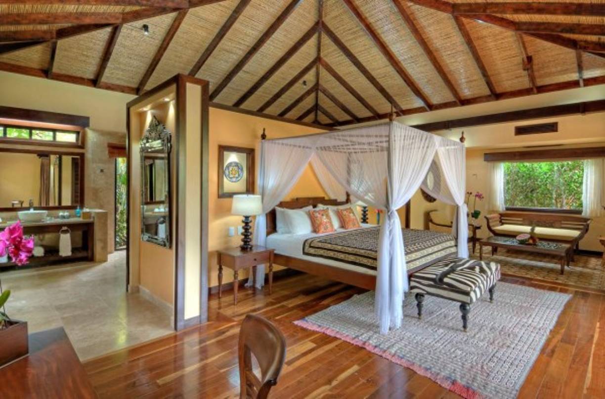 El resort cuenta con 35 villas con acabados de lujo y piscinas con aguas tibias de fuente mineral.<br/><br/>El hotel ofrece a sus huépedes un zipline en el bosque tropical, y muchas otras actividades de entretenimiento.