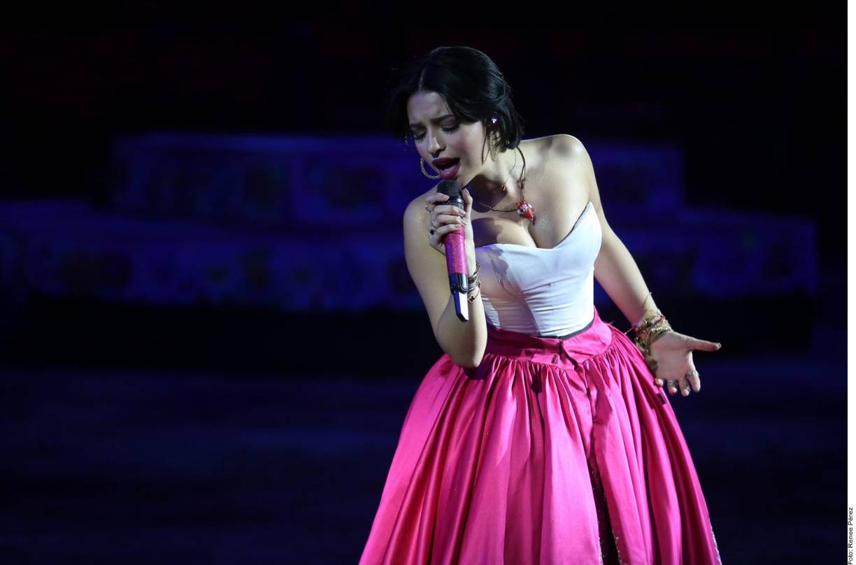 “No sabía nada, y fue una sorpresa de mi mamá y mi papá, que me dijeron casi hasta el final del rodaje”, apuntó Ángela.La también influencer y emprendedora se refiere al momento en que conversa con Omara Portuondo, de 93 años y prestigiada diva del “feeling” o “filin”. 