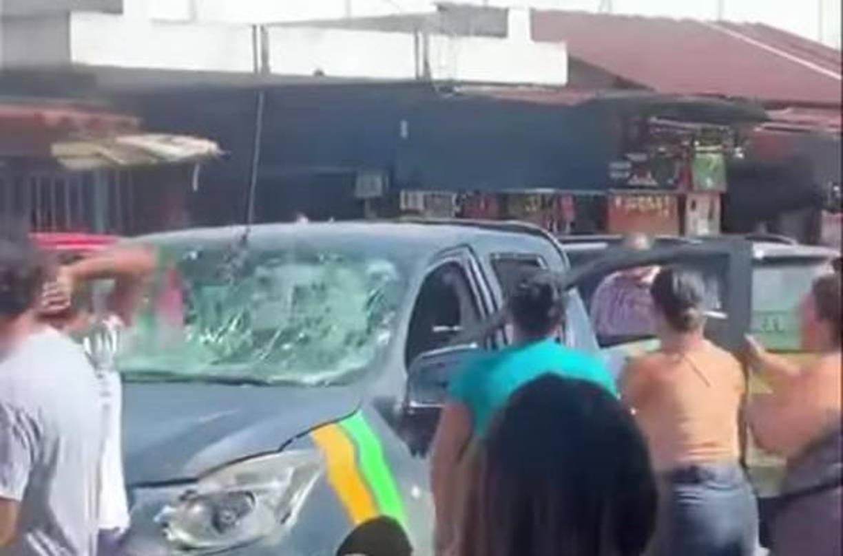 Los vendedores manifestaron que los policías municipales habían realizado un decomiso violento, golpeando a niños y dañando su mercancías.