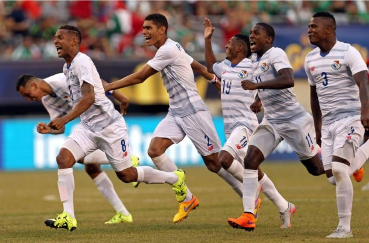 Los canaleros corren desde el centro del campo a festejar el triunfo. Foto EFE