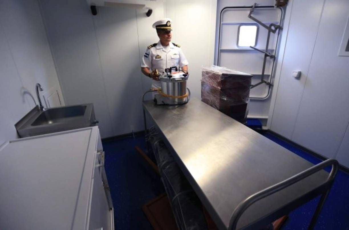 El barco tiene tanto un área de hospitalización como una de enfermería dotada de camillas, máquinas estirilizadoras.