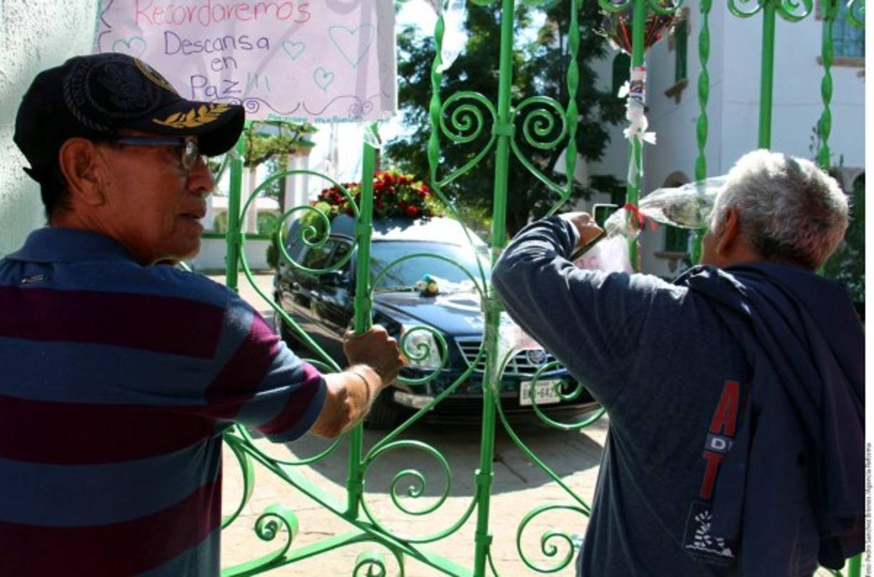 Las cenizas de Juan Gabriel cruzaron la frontera norte en una carroza fúnebre para llegar a su casa en Ciudad Juárez.
