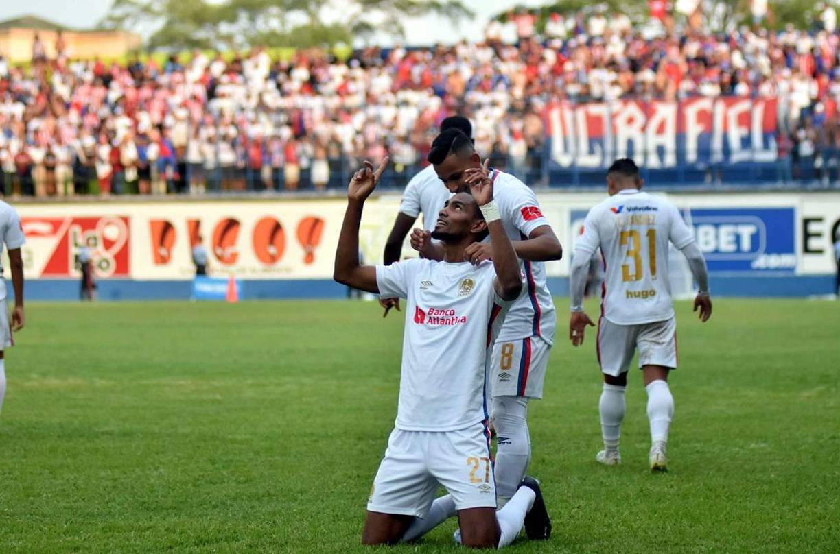 La celebración de Jerry Bengtson tras marcar su gol para el empate del Olimpia 1-1.