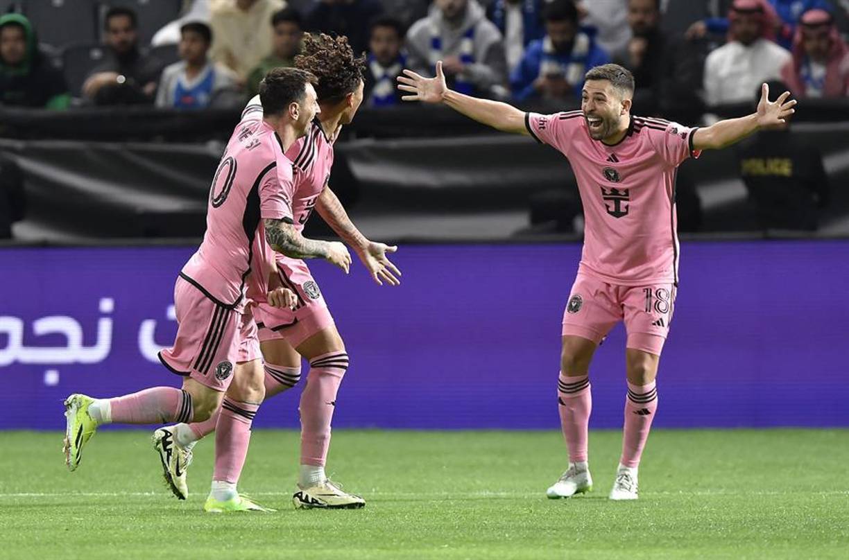 El catracho anotó un golazo aprovechando la asistencia de Lionel Messi. David Ruiz lo festejó con todo junto a sus compañeros. 