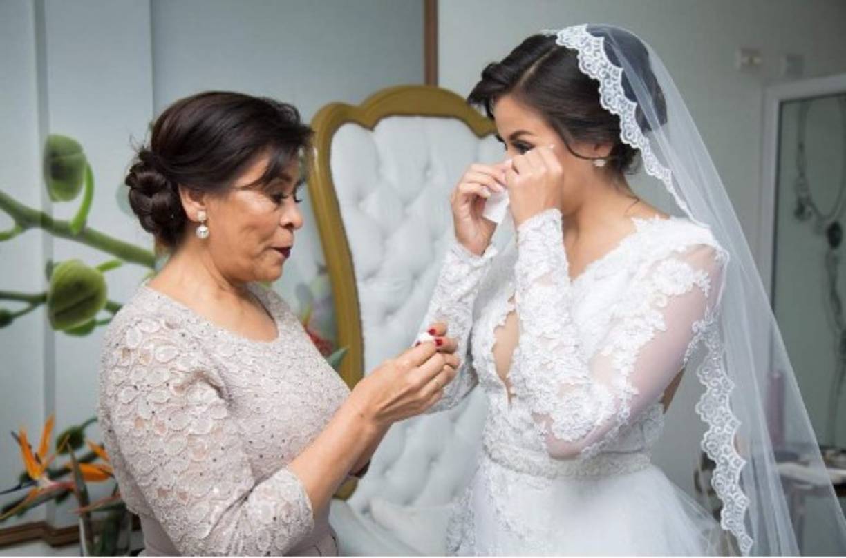 Un momento íntimo y emotivo compartido por Lipstickfables en su cuenta de Instagram junto a su madre Ana Alvarado, minutos antes de partir hacia la iglesia.