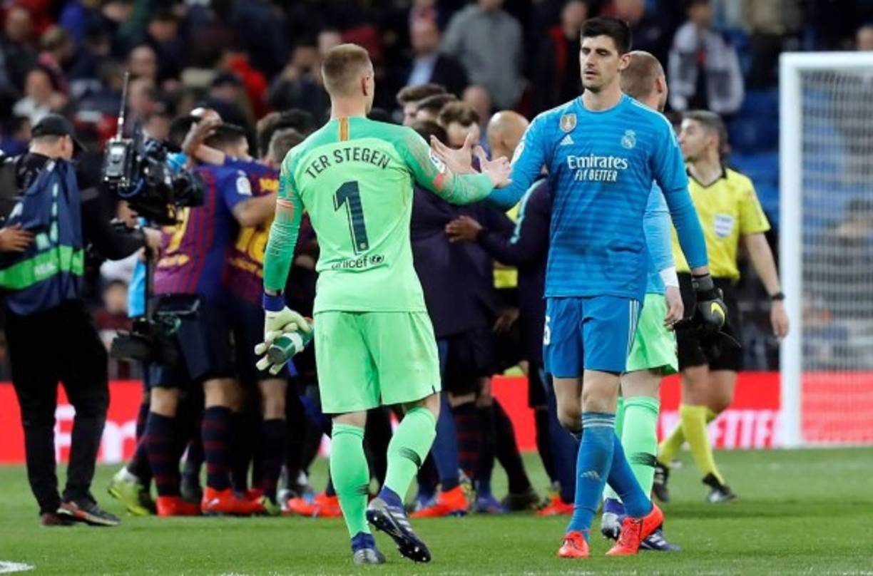 Los dos porteros del clásico, Ter Stegen y Thibaut Courtois se saludan al final del partido. Foto EFE