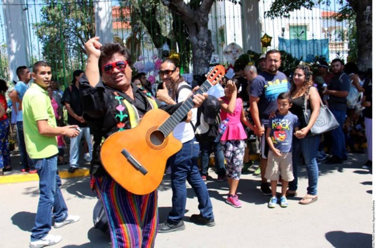 Daniel Salomé, imitador de Juan Gabriel, enloqueció a los seguidores al interpretar sus canciones, bailar como 'El Divo de Juárez' y corresponder a las muestras de cariño de la gente, como lo hacía el artista en vida.