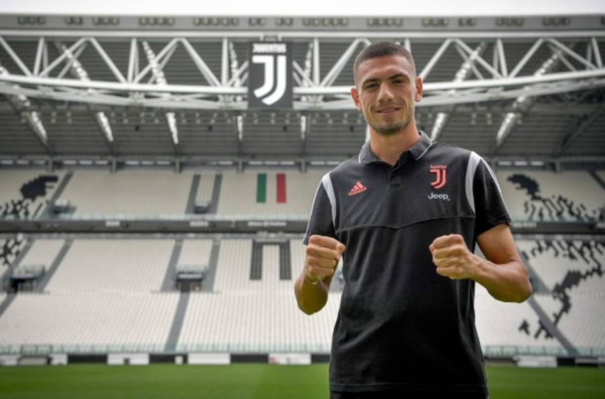 Merih Demiral: El defensor turco ha sido presentado como nuevo jugador de la Juventus. El buen desempeño del joven defensor de 21 años en el Sassuolo, la temporada pasada, hizo que los directivos de la institución ‘bianconeri’ depositaran su interés sobre él y decidieran llevárselo para Turín.<br/>