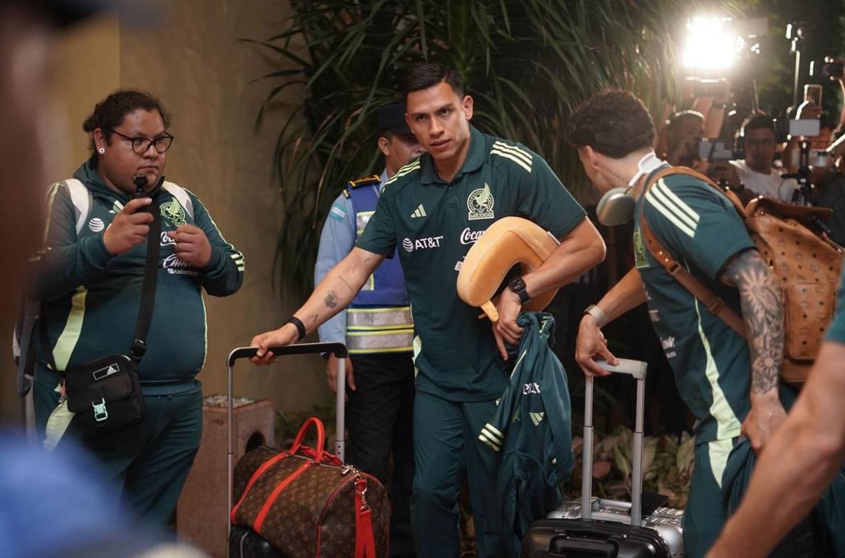 Tras salir del aeropuerto, los seleccionados mexicanos se trasladaron al hotel de concentración en San Pedro Sula.