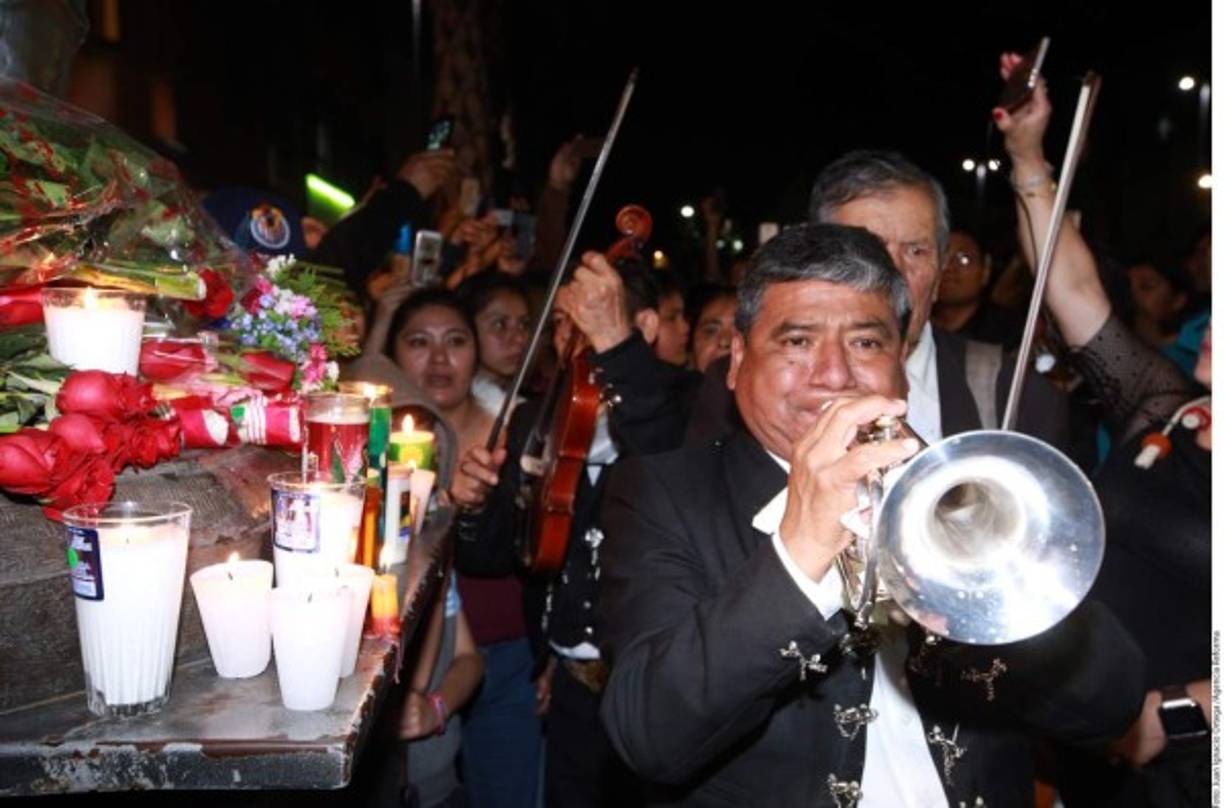 Amor Eterno, Noa Noa, Hasta que te conocí y Abrázame Muy Fuerte fueron las más coreadas durante las casi 10 horas que estuvieron los fanáticos en la explanada.