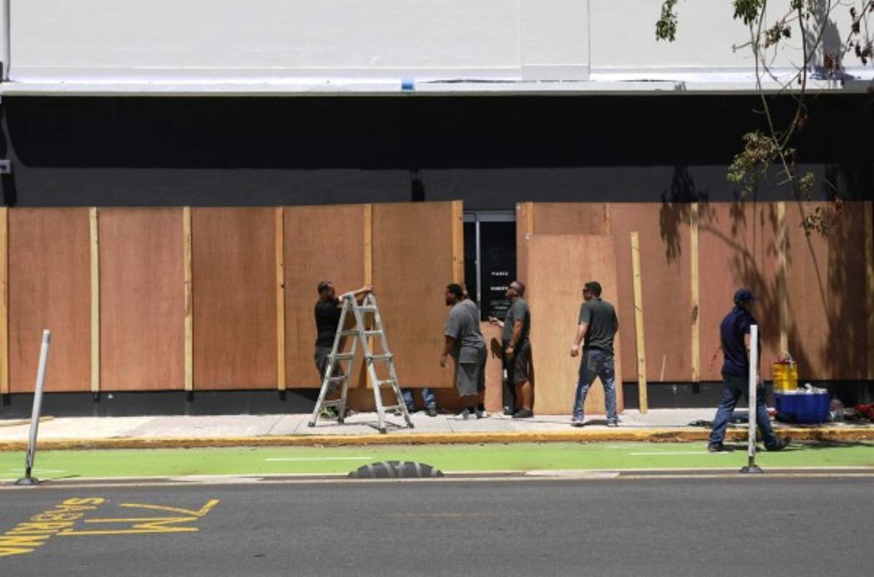 El presidente de Estados Unidos, Donald J. Trump, firmó una declaración anticipada de estado de emergencia para Puerto Rico, que facilitaría el envío de recursos federales a la isla si hay fuertes destrozos por el paso de la tormenta.<br/>