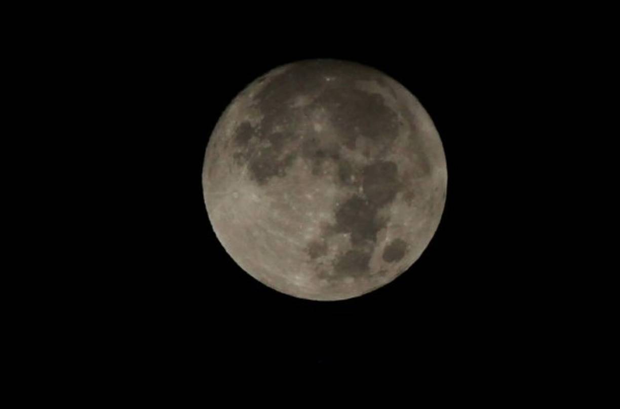 Desde horas tempranas la luna iluminaba las calles hondureñas, más de lo usual, posteriormente se tornó un poco oscura. Guilmor García.
