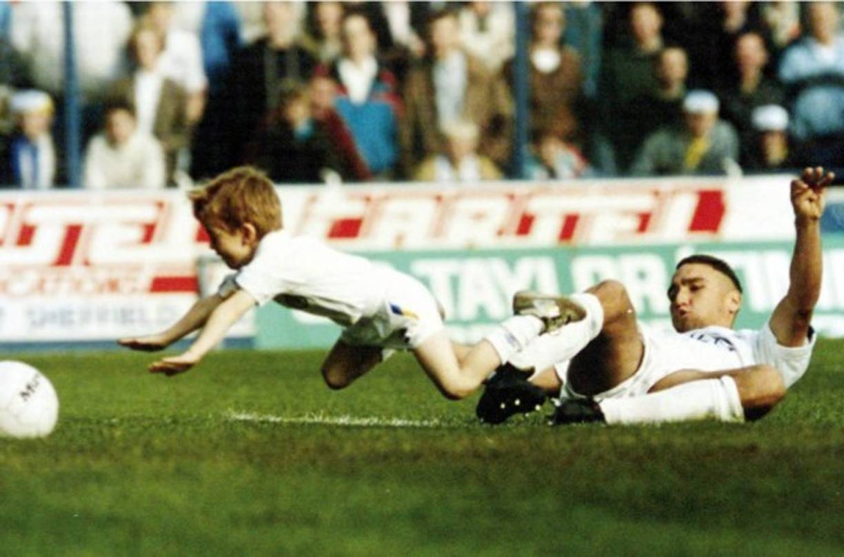 Vinnie Jones, exfutbolista y actor británico, haciendo de las suyas a un niño que pasaba por ahí.
