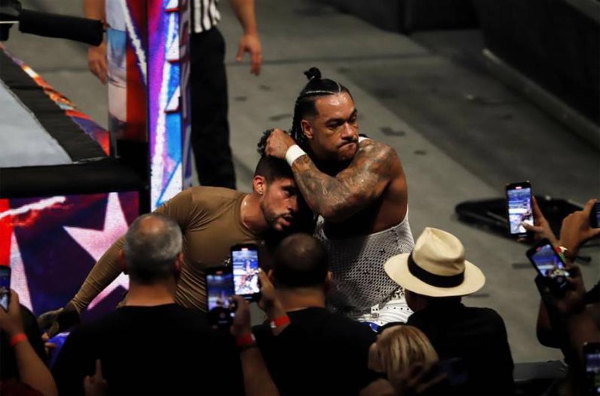 En un momento en el que Bad Bunny iba a golpear de nuevo a Priest con una silla, este le rogó que se detuviera, pero solo fue una trampa para darle una patada en el rostro.