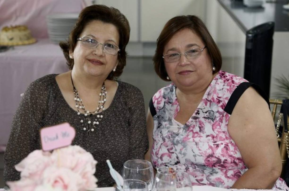 María y Carolina Cueva.