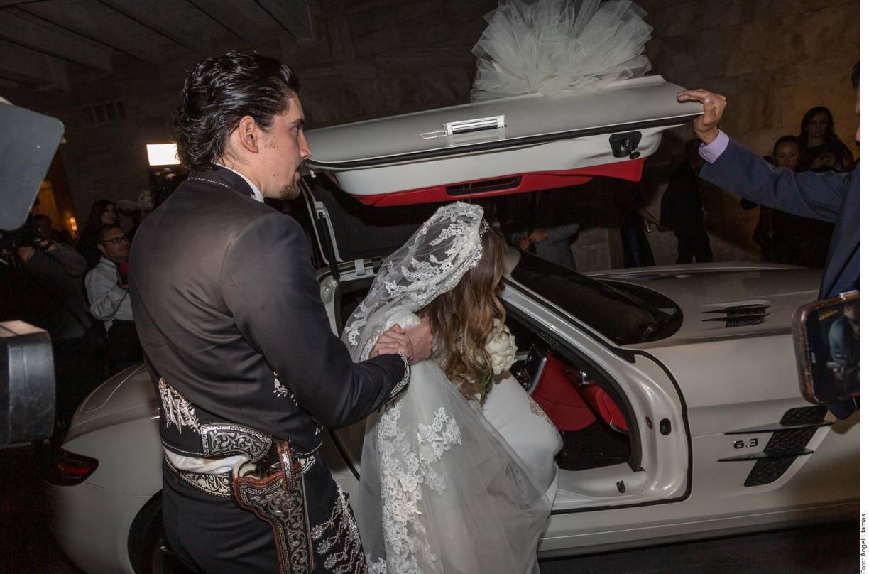 Tras la ceremonia nupcial, Alex Fernández y Alexia Hernández, continuaron los festejos en el salón Bellaterra, con alrededor de 200 invitados, donde sorprendieron con su baile de boda a ritmo de “Hoy Te Prometo”, de Il Divo y con “Te lo Dije Cantando”, de “El Potrillo”.