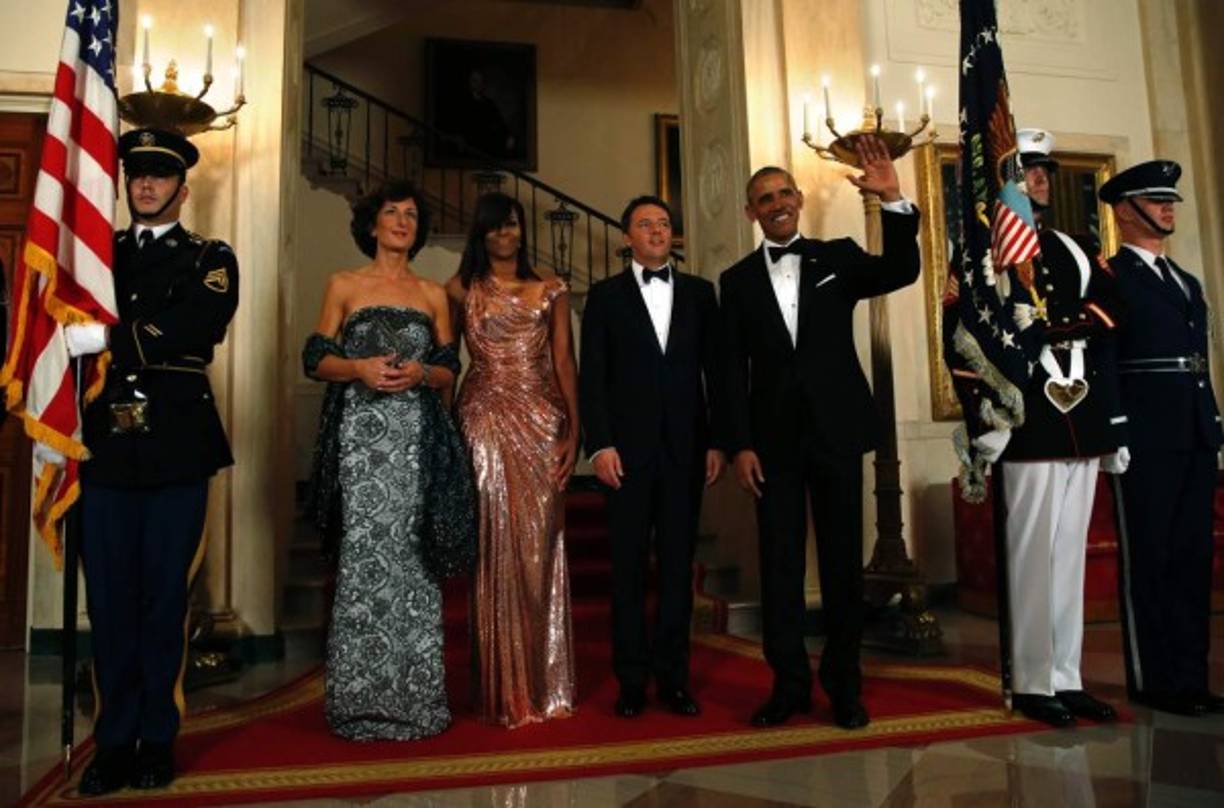 El diseño del vestido fue firmado por Atelier Versace. Michelle lo utilizó para rendir homenaje a la moda italiana al recibir al primer ministro de ese país, Mateo Renzi, y su mujer, Ines Landini.