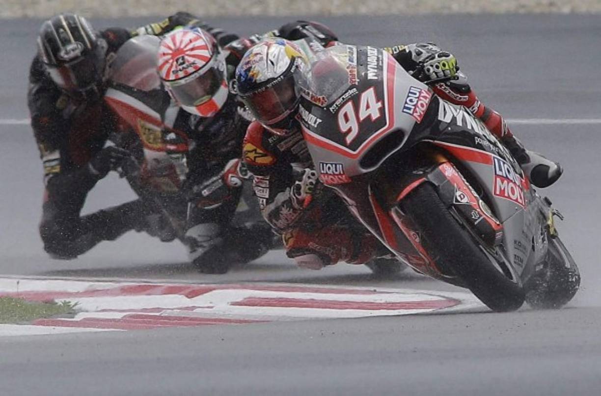 MOTOGP2. Derrapando en velocidad. El alemán Jonas Folger (frontal) del Dynavolt Intact en acción durante la carrera de Moto2 del Gran Premio de Malasia en el circuito internacional de Sepang, en las afueras de Kuala Lumpur, Malasia. Foto: EFE
