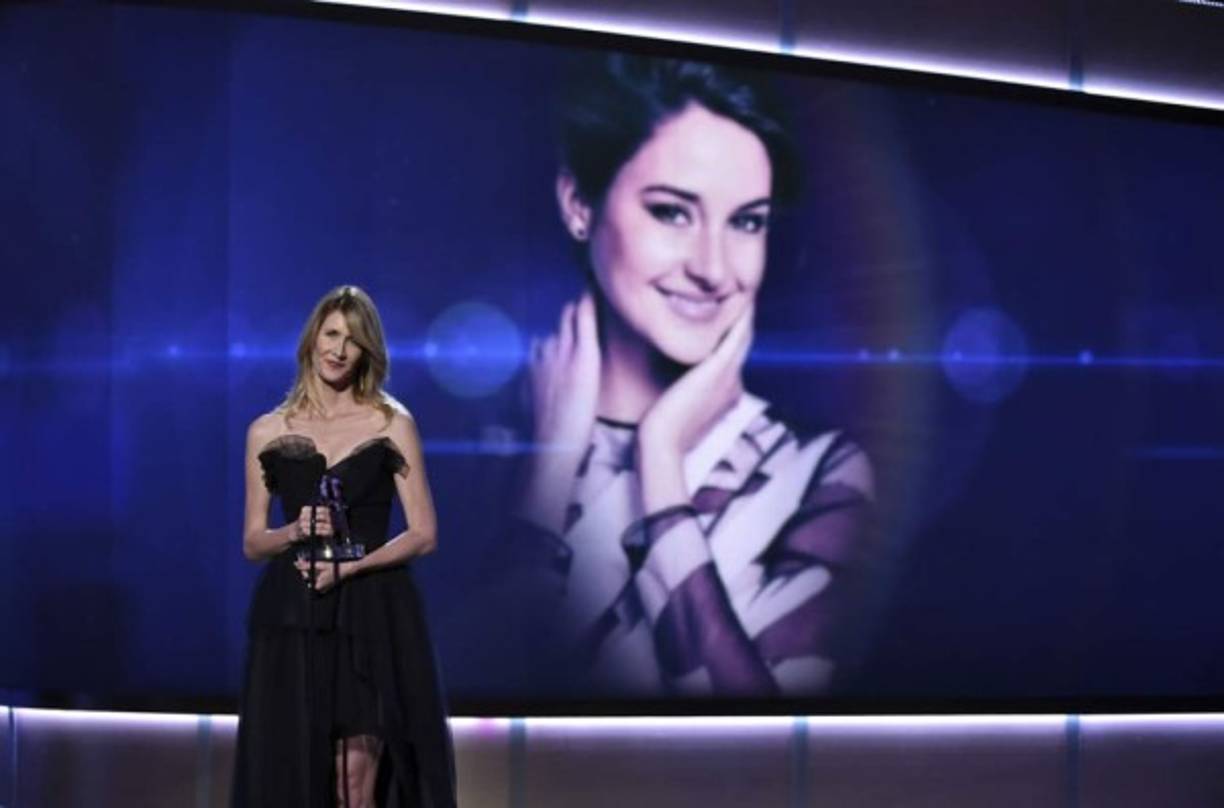 Laura Dern le entregó el premio a Shailene Woodley por su papel en 'Bajo la misma Estrella'.