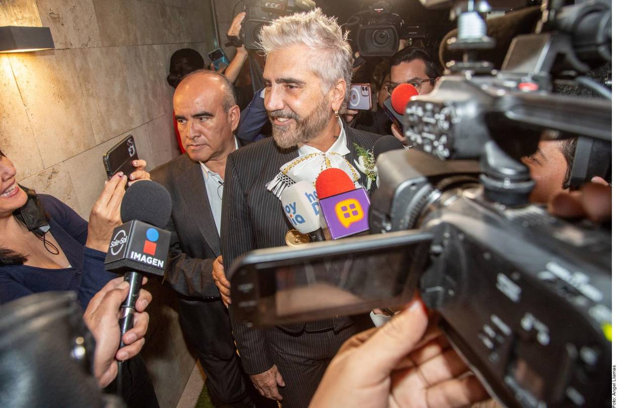 “La tradición charra es de familia, de que, te vas a casar, que sea de charro, y así lo quiso Alex y se me hace increíble que siga la tradición”, externó el intérprete de “Caballero”.