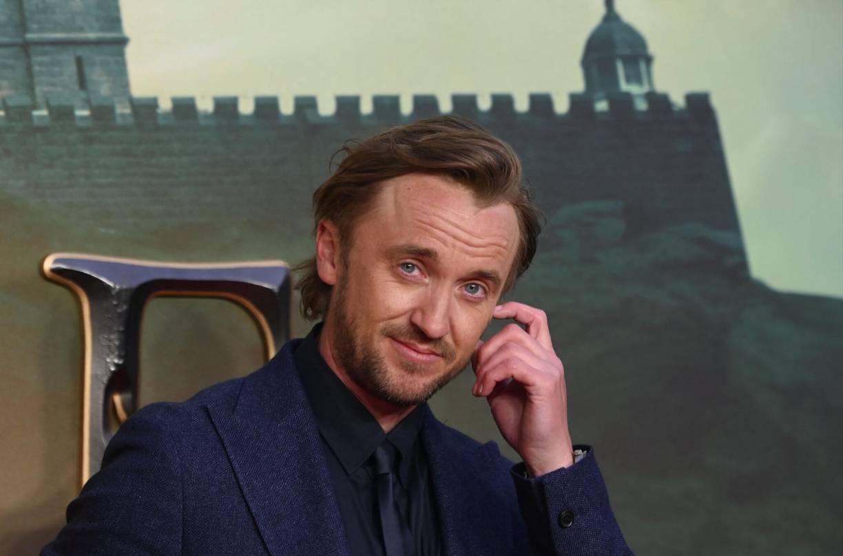 Tom Felton , que interpretó a Draco Malfoy en todas las películas <i>de Potter</i> , también escribió un homenaje a la actriz. “Me entristece profundamente despertar con la noticia del fallecimiento de Maggie”, dijo en Instagram. “Simplemente no había nadie como ella. Gracias por cuidarnos desde literalmente el primer día. Gracias por no hacer que me echaran del set cuando no podía parar de reírme durante tu clase de transfiguración. Gracias por mostrarnos el camino. Levanten sus varitas”.