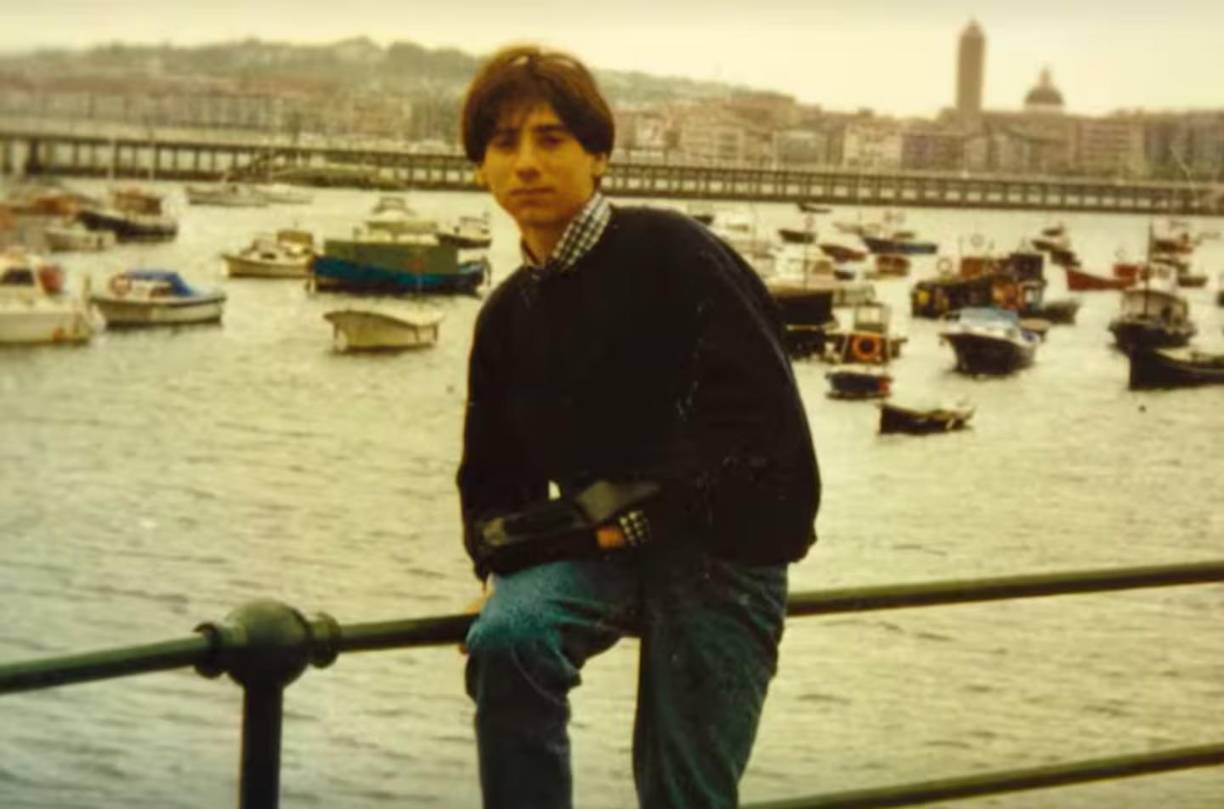 El caso dio un giro inesperado el 3 de julio de 2003, cuando Alfredo Galán Sotillo, un exmilitar de 27 años, se presentó en la comisaría de Puertollano en estado de ebriedad y confesó ser el autor de los crímenes. “Yo soy el asesino de la baraja”, le dijo al primer policía que encontró. Su confesión tomó por sorpresa a las autoridades, quienes llevaban meses tratando de encontrar una explicación a los asesinatos.