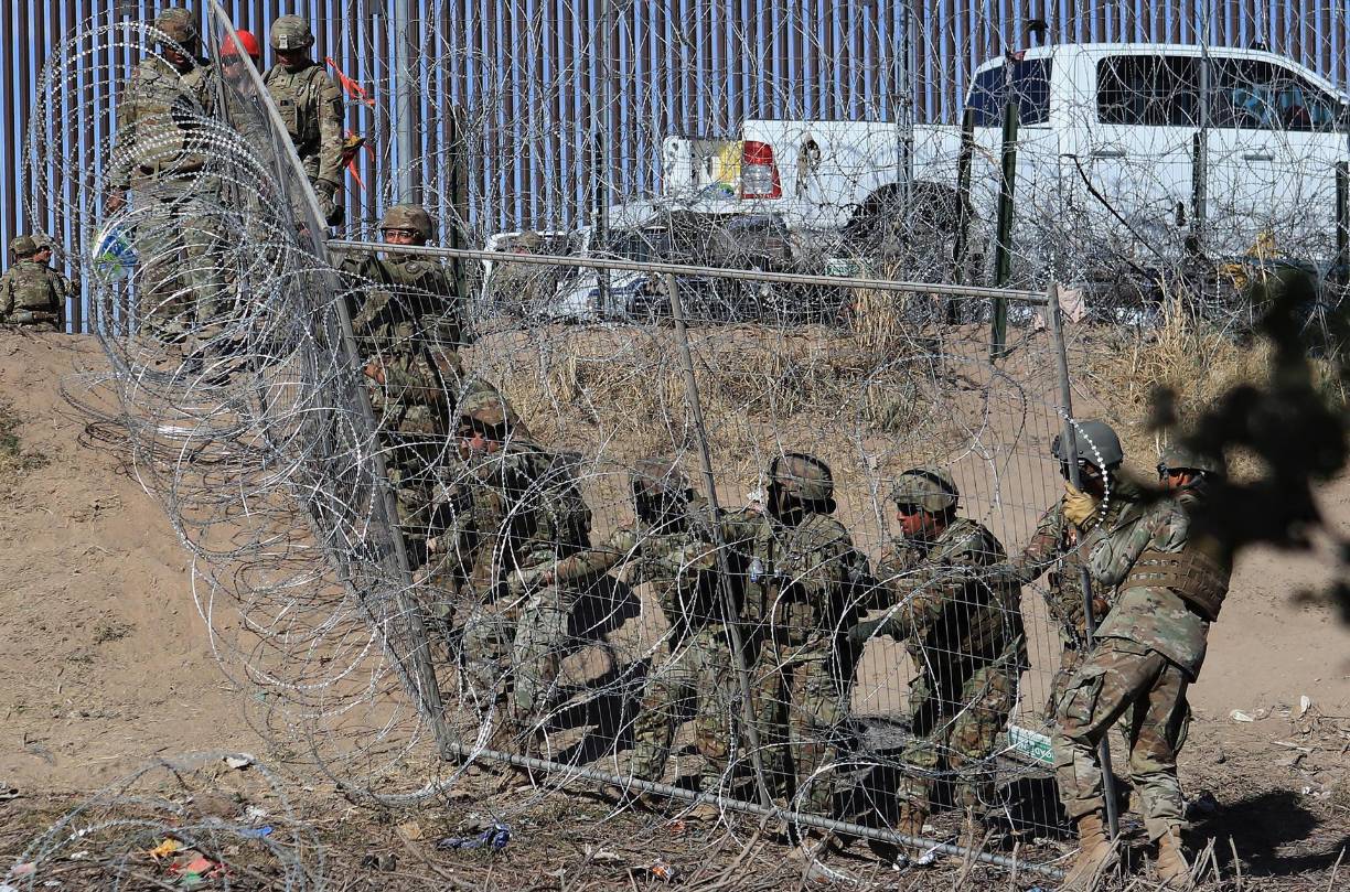 La defensiva se da a pesar de la suspensión de la Ley SB4, una de las medidas antiinmigrantes más drásticas en la historia de Estados Unidos, que convertiría en delito el que un extranjero ingrese a Texas de forma irregular, además de facultar a las fuerzas estatales de realizar arrestos migratorios y deportaciones. 