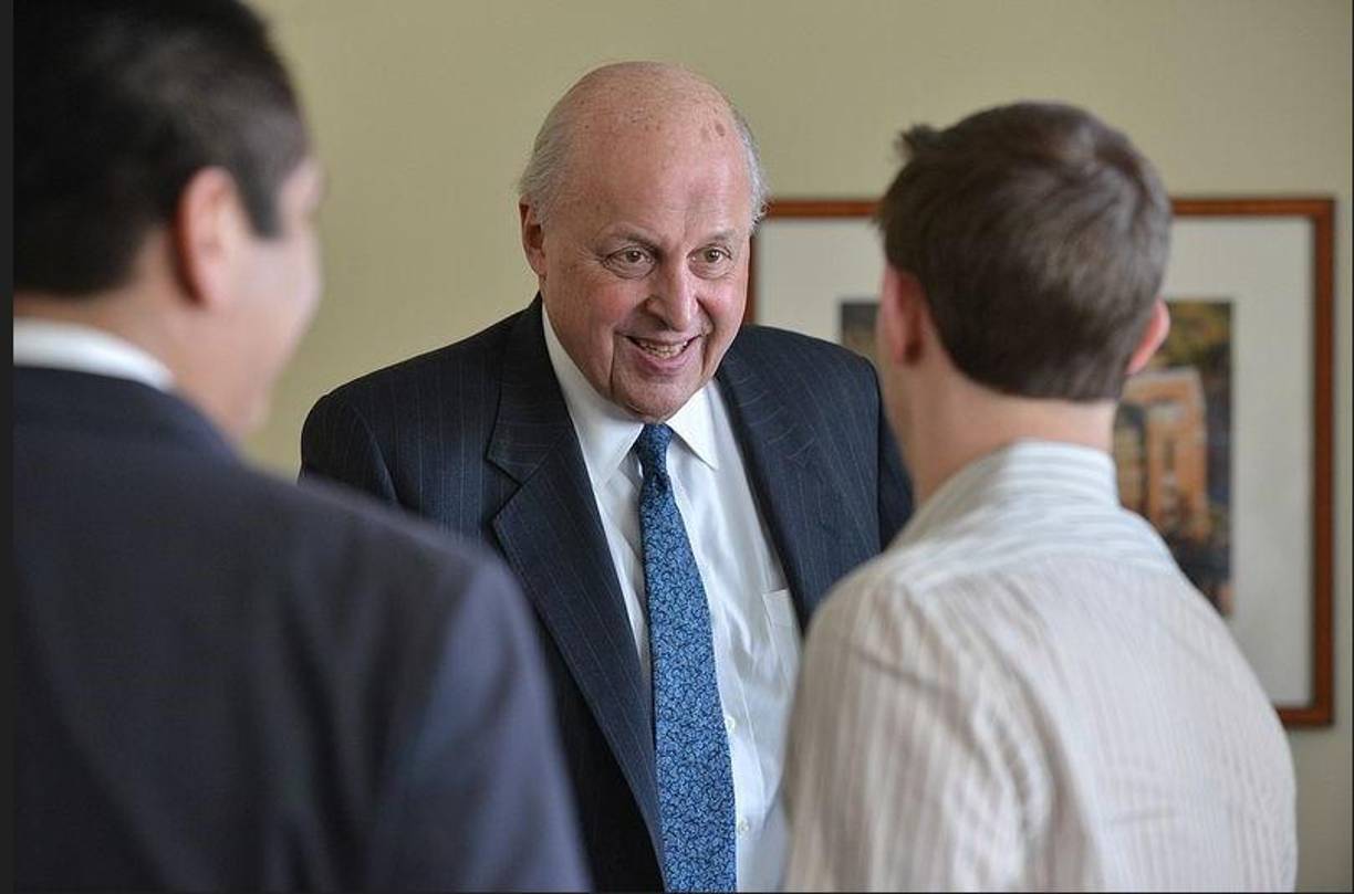 Según reveló Washington Post reveló que en los ochentas John Negroponte, quien también fue director de inteligencias de Estados Unidos, adoptó cinco niños hondureños entre ellos Sophia.