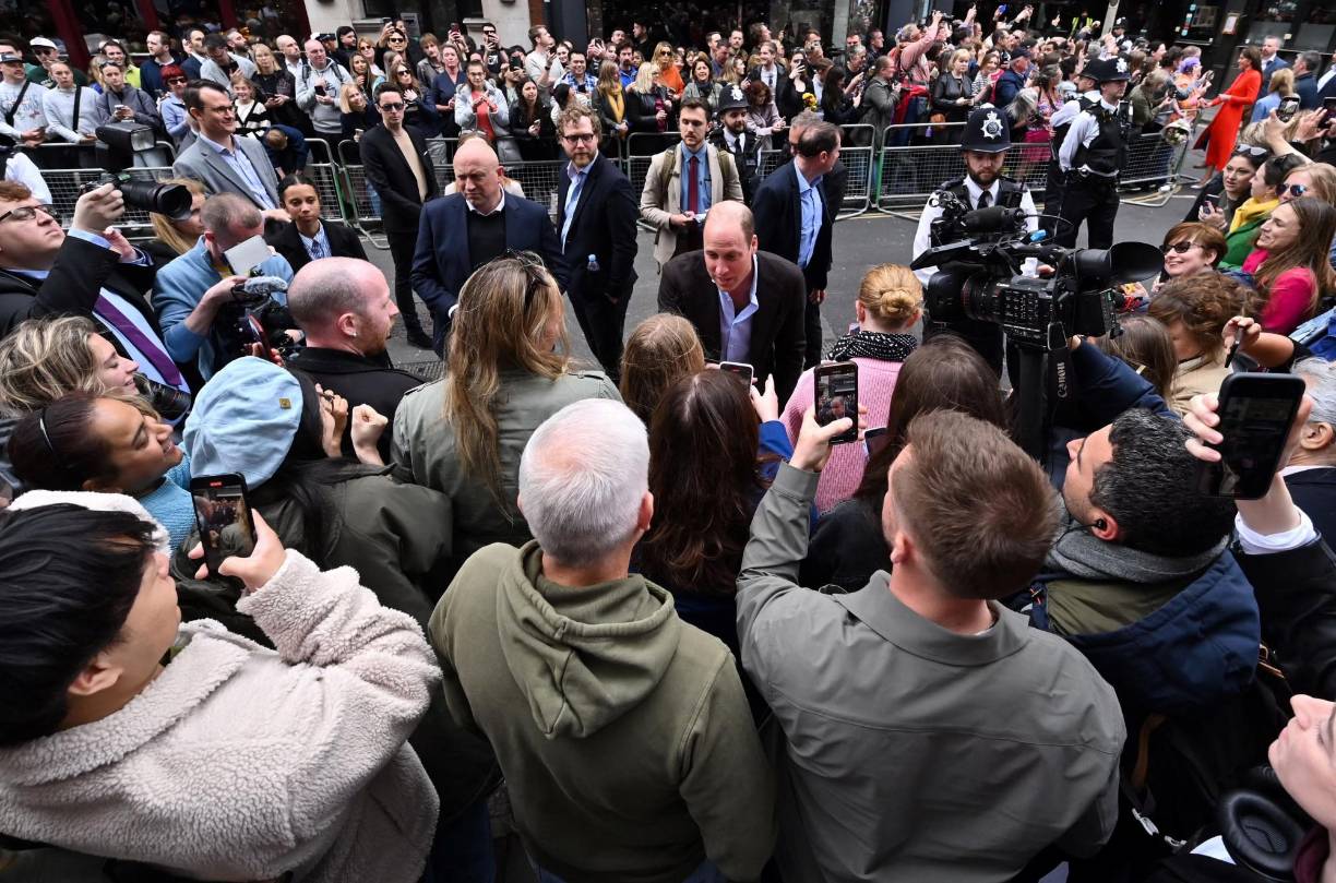 Cientos de personas, además de numerosos periodistas, se agolparon detrás de las vallas a las puertas del local para ver a la pareja, que se acercó a conversar con ellos y a tomarse fotografías.