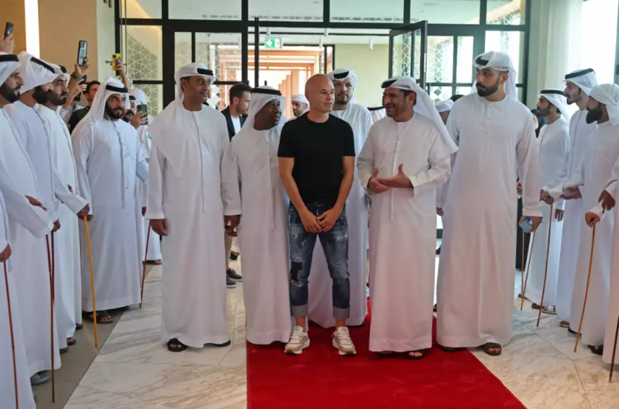 “Para mi y mi familia es un nuevo reto, un nuevo capitulo, un nuevo ‘challenge’ en nuestra vida. Vengo con toda la ilusión del mundo, igual que cuando estuve en Barcelona o cuando fui a Japón. Tengo ilusión por seguir disfrutando del fútbol”, expresaba Iniesta cuando fue presentado por el Emirates Club.