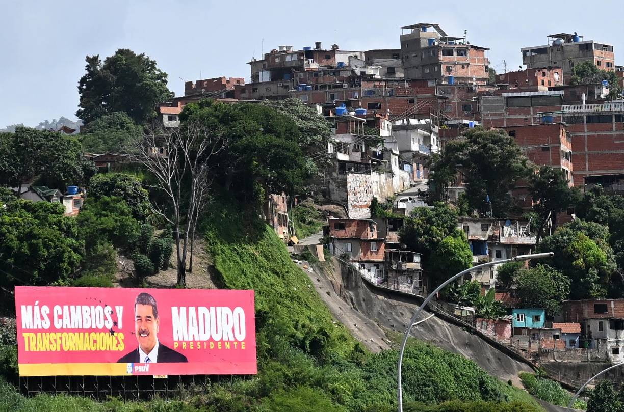 Pero de cara a la elección presidencial: promesas. El presidente Nicolás Maduro, que aspira a la reelección, ofrece reparar escuelas, ambulatorios, construir viviendas, ante el clamor de la gente en cada pueblo que va. La oposición habla de cambio y de eficiencia.