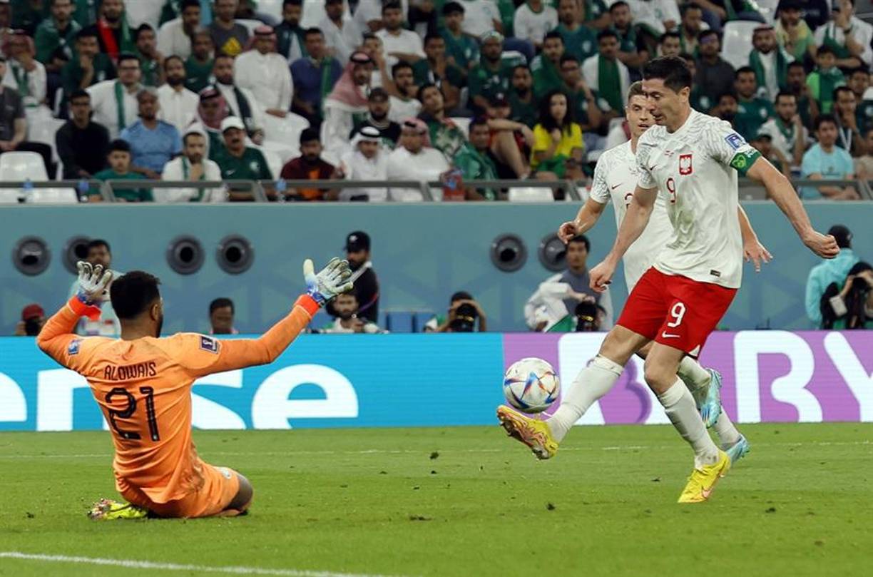 Y aprovechó un error en la zona defensiva para alargar el resultado y marcar su primer tanto en mundiales.