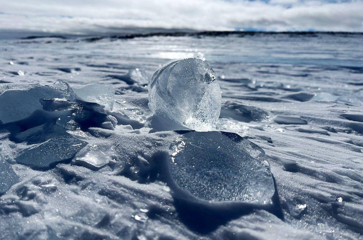 Según el informe publicado este martes en la revista Nature Geoscience, los Científicos del British Antarctic Survey descubrieron que el agua caliente del océano se está filtrando bajo la capa base de hielo de la Antártida provocando un deshielo acelerado que podría llevar a un punto de inflexión.