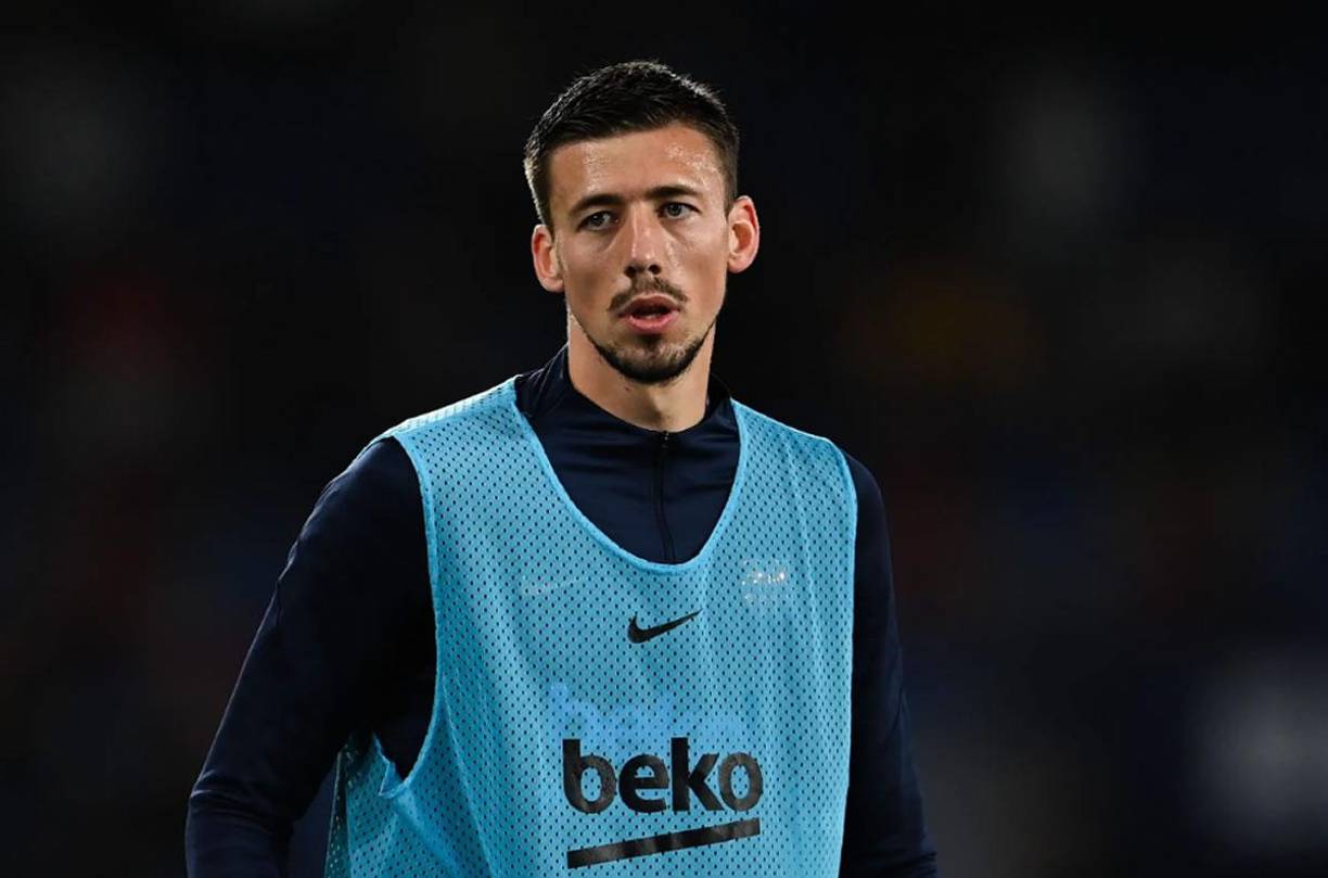 El FC Barcelona sigue queriendo dar salida a aquellos jugadores con los que no cuenta y uno de ellos es Clement Lenglet. Sin embargo, según informa Sport, la salida del central francés se estaría complicando ya que el Tottenham ha de cerrar antes salidas para poder inscribir otros jugadores y el defensa solo quiere regresar a Londres.