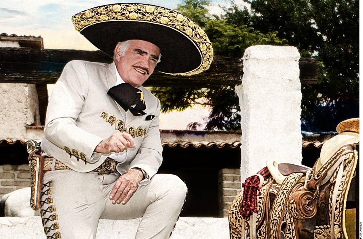 SUS TRAJES - Son cocidos con hilos de oro y cada uno llega a pesar alrededor de 10 kilos. Lucio Díaz Ugalde fue su sastre desde hace varias décadas. Además, Chente tenía un traje con botonadura que fue de Pedro Infante.