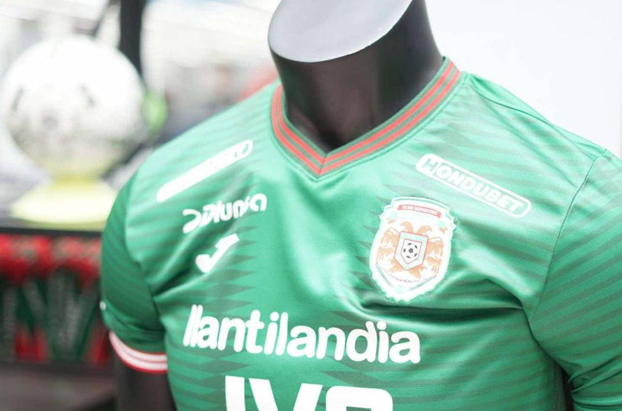 La camiseta verde esmeralda, el cuello es en forma de “V”, el diseño es completamente moderno, las mangas tienen ribetes de color rojo. 