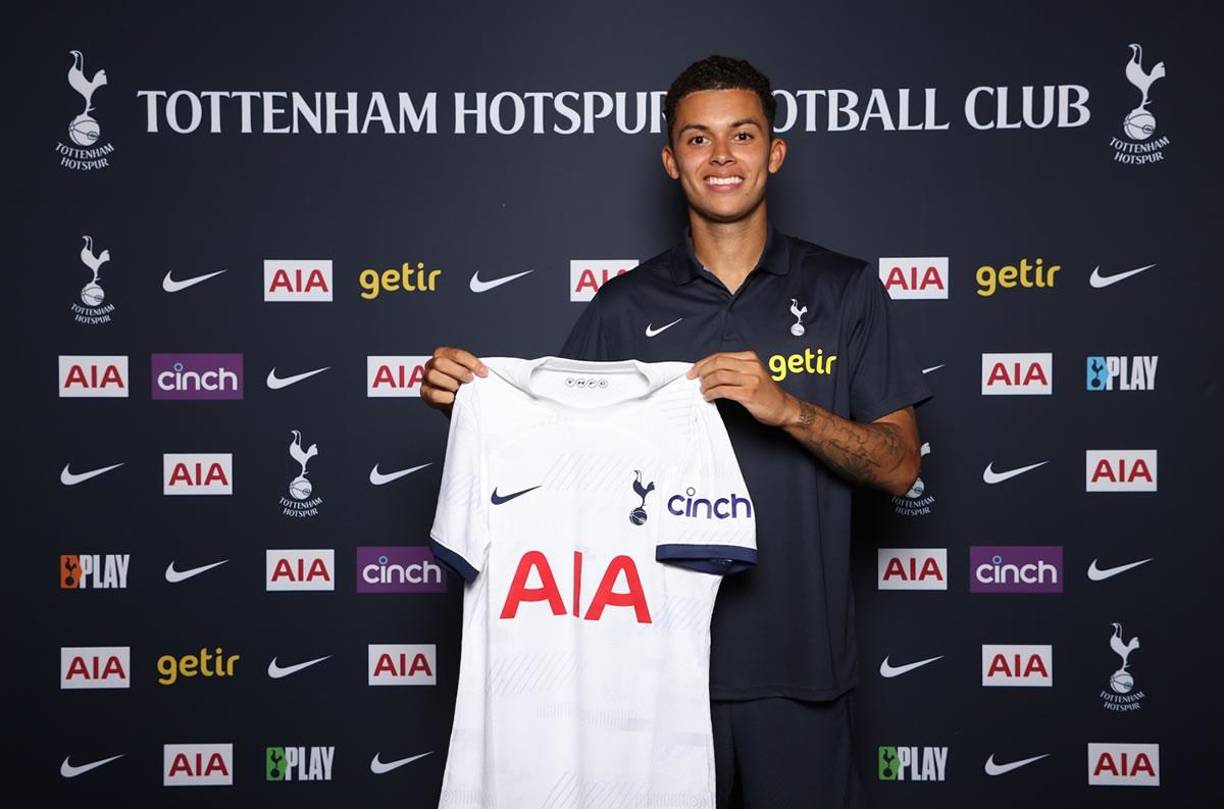 El Tottenham ha fichado al atacante galés Brennan Johnson de 22 años y procedente del Nottingham Forest por 55 millones de euros, siendo la venta más cara del club. Firma hasta junio de 2029.