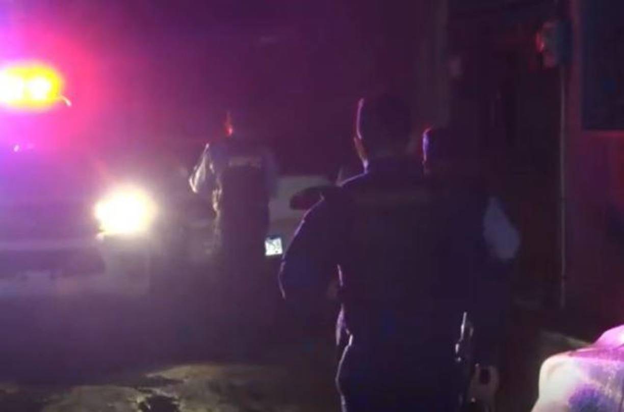 El cuerpo sin vida del taxista quedó boca abajo en el suelo al lado de un vehículo. 