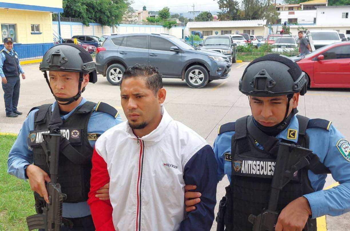 “Rasquiña” y Ony Cruz fueron puestos a la orden del Juzgado que emitió dicha orden, para que se les siga el procedimiento legal correspondiente.