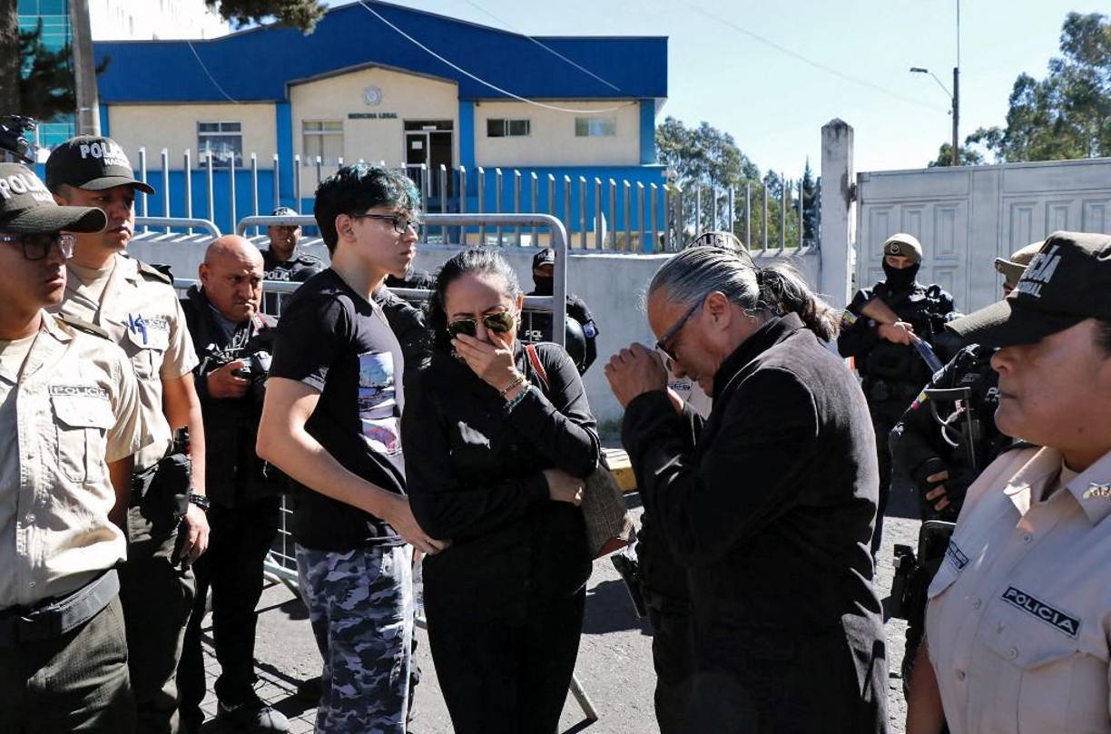 Asimismo, a otro en el que hombres con el rostro descubierto y vestidos de blanco desmienten a los del primer video, cuyo portavoz dice que también pertenecen a la misma agrupación y desmienten la autoría del crimen.