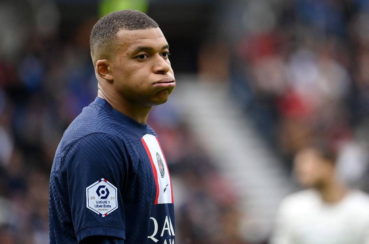 Ante este panorama, el PSG parece estar centrando su atención en la figura de Kylian Mbappé, quien podría estar cada vez más cerca de abandonar el equipo parisino, pese a haber renovado su contrato el verano pasado hasta 2024 con una opción hasta 2025.